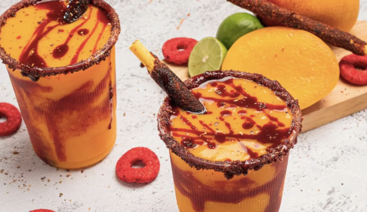 repara una chamoyada deliciosa y casera con mango, chamoy y chilito.