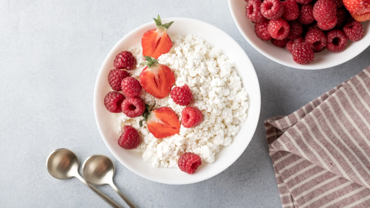 Recetas fáciles para postres proteicos con requesón