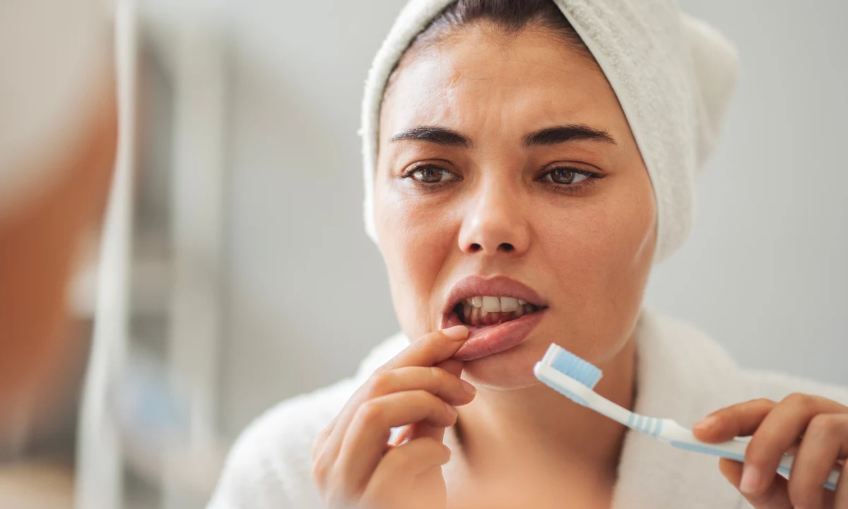 El 42% de adultos tiene enfermedad de encías. Descubre cómo tener encías sanas, revertir la gingivitis y qué hábitos cambiar.