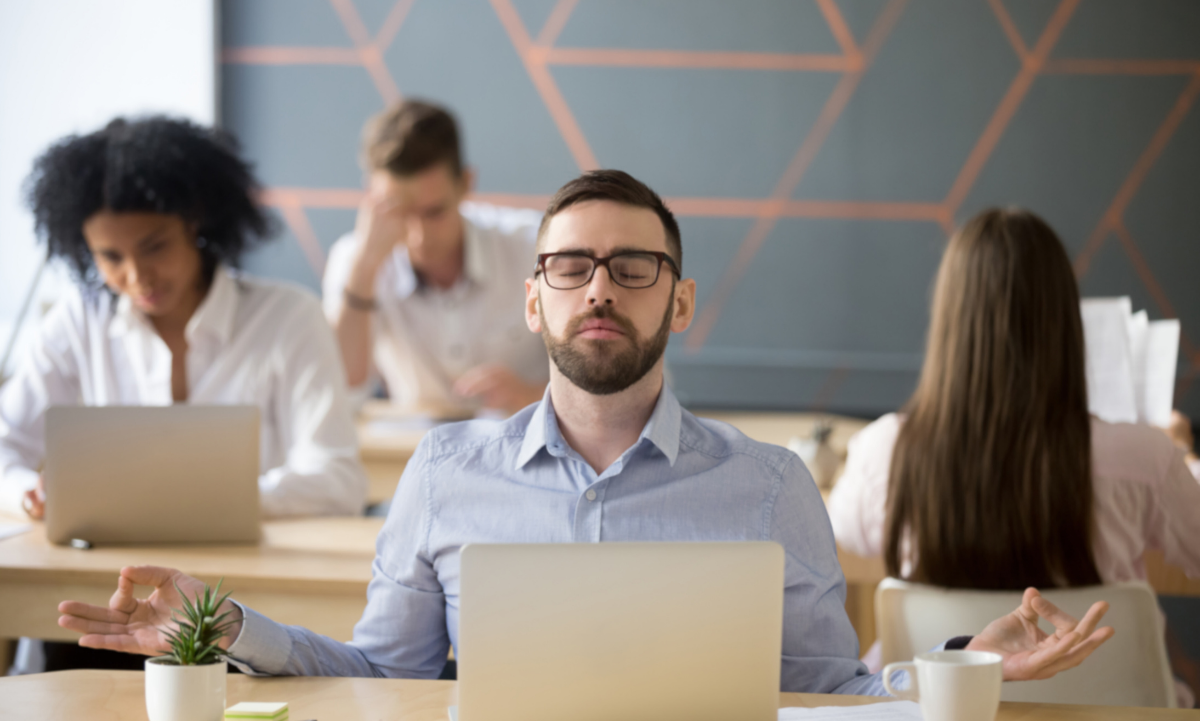 Tu bienestar es tan importante como tu productividad. Aprende cómo cuidar tu salud mental en el trabajo con estas 7 prácticas.