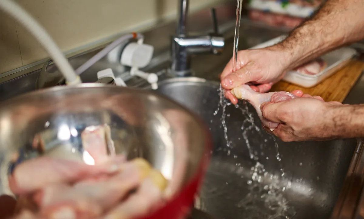 or qué lavar el pollo es un peligro y cómo cocinarlo seguro