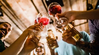 Descubre por qué a los humanos nos gusta el alcohol y qué dice la ciencia