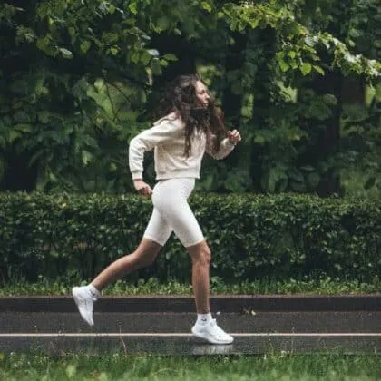 Caminar es de bajo impacto y fácil de mantener. Es ideal si llevas tiempo inactivo, tienes sobrepeso o antecedentes de dolor articular. Puedes empezar hoy mismo con tenis cómodos y rutas cercanas.