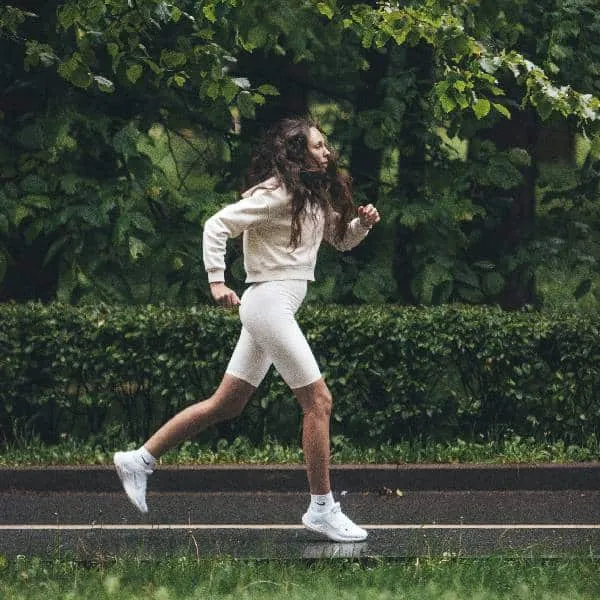 Caminar es de bajo impacto y fácil de mantener. Es ideal si llevas tiempo inactivo, tienes sobrepeso o antecedentes de dolor articular. Puedes empezar hoy mismo con tenis cómodos y rutas cercanas.