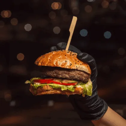 ¿Buscas darle un toque especial a tu parrillada? ¡Descubre 3 recetas únicas de hamburguesas al carbón que te encantarán!