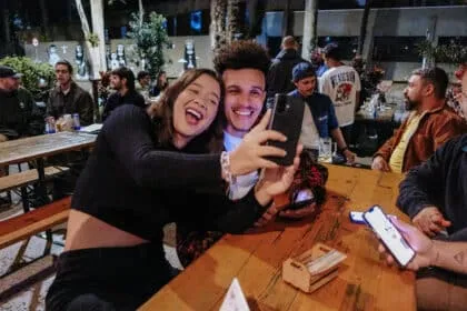 Amigos celebrando. Timeleft.