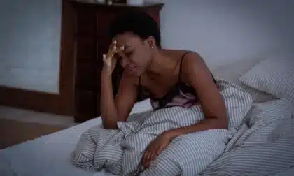 Despertar con dolor de cabeza: lo que revela sobre tu descanso y tu salud